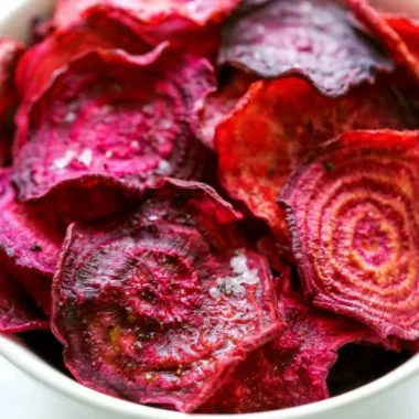 Healthy baked beet chips for a tasty and nutritious snack