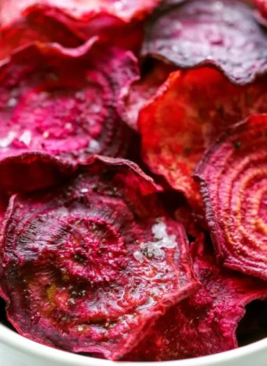 Healthy baked beet chips for a tasty and nutritious snack